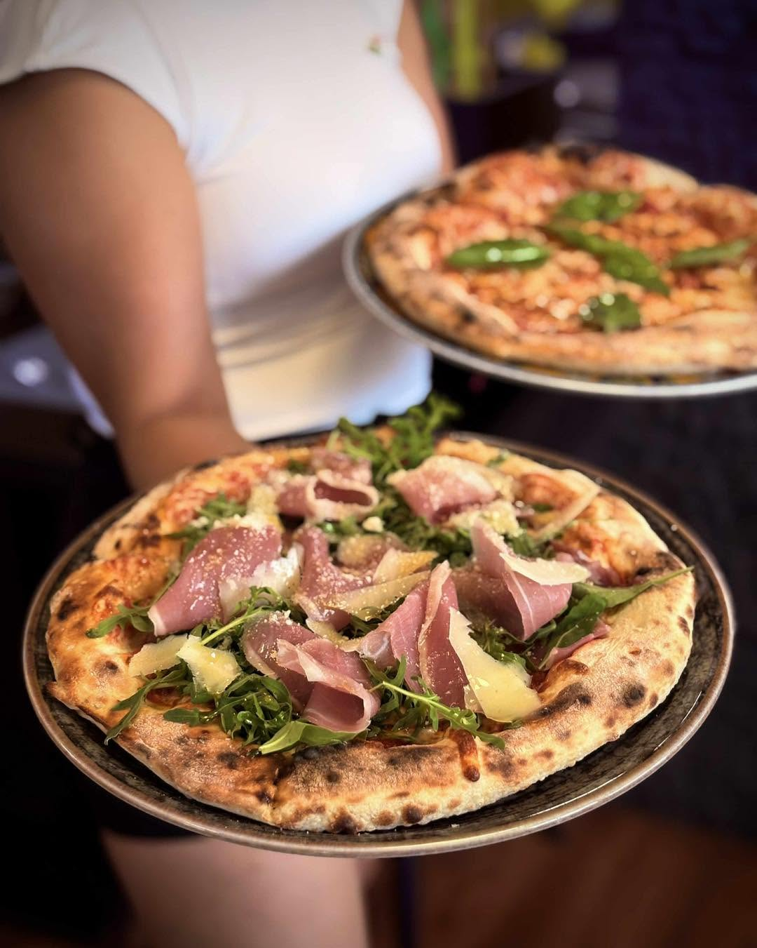 Pizza prosciutto s rukolou